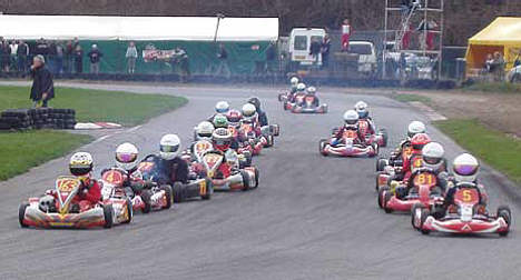 Her går starten til finalen i Formel Junior, med Christian Sørensen (81) som nummer 4.